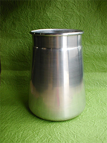 アルミ製のヘラ絞り加工品　ミルク缶